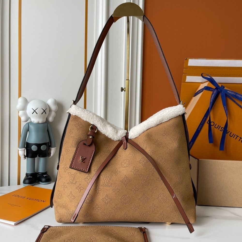 Alternative view of Louis Vuitton Carryall NM PM Beige 29Cm M11843