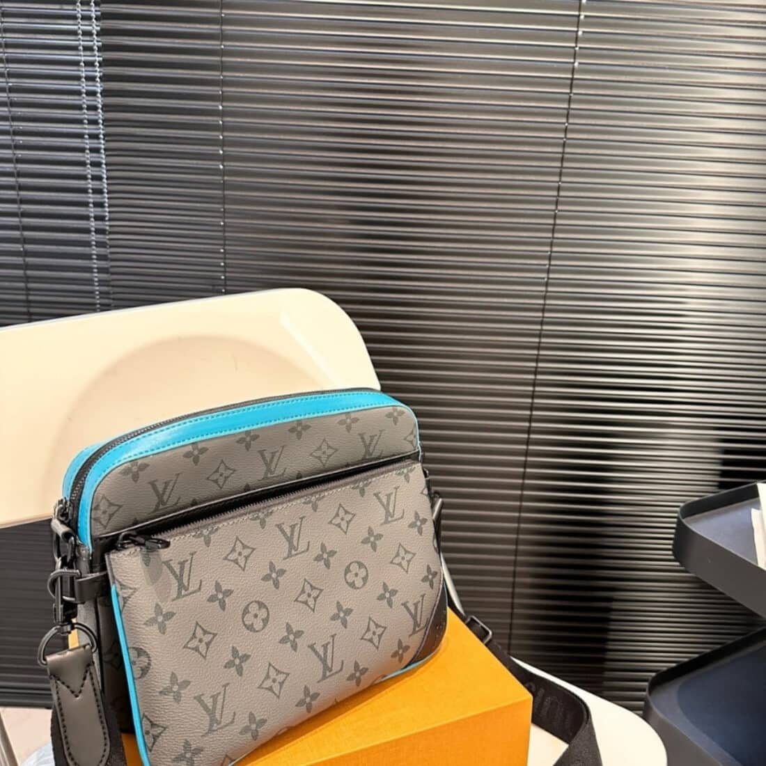 Louis Vuitton Trio Messenger Turquoise 25Cm - Image 2