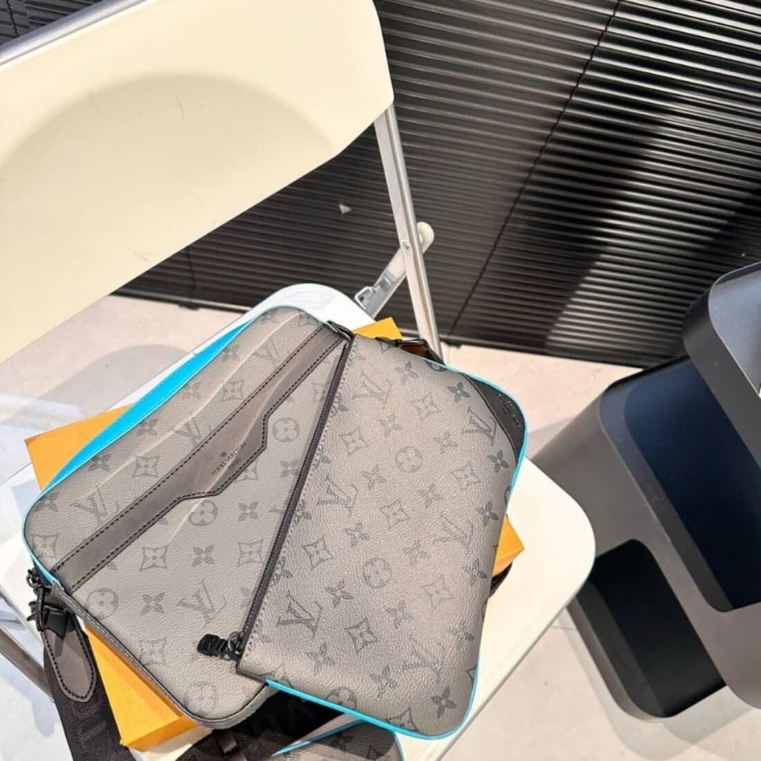 Louis Vuitton Trio Messenger Turquoise 25Cm - Image 5