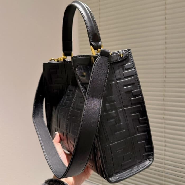 Fendi Peekaboo Bag Black 30cm - Image 4