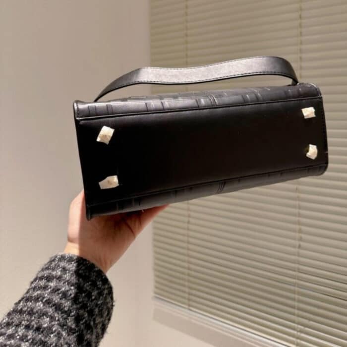 Fendi Peekaboo Bag Black 30cm - Image 5