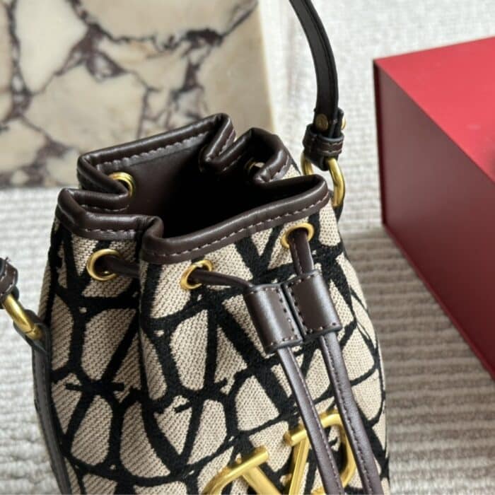 Valentino Mini Vlogo Signature Bucket Bag In Toile Iconographe Brown 22cm - Image 3