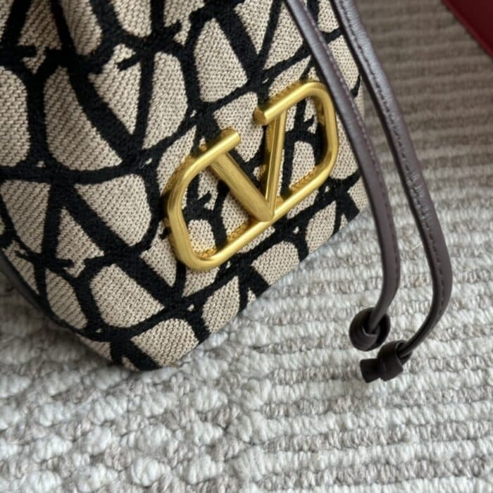 Valentino Mini Vlogo Signature Bucket Bag In Toile Iconographe Brown 22cm - Image 5