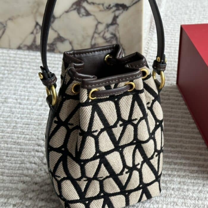 Valentino Mini Vlogo Signature Bucket Bag In Toile Iconographe Brown 22cm - Image 6