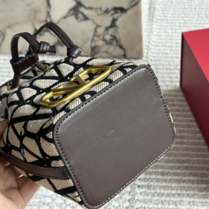 Valentino Mini Vlogo Signature Bucket Bag In Toile Iconographe Brown 22cm - Image 9