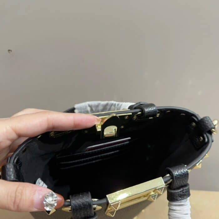 Valentino Rockstud Crossbody Pouch Black 19cm - Image 8