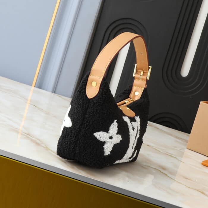 Louis Vuitton Hills Pochette Shearling Black 18cm M11920 - Image 2