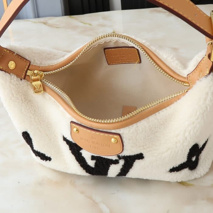 Louis Vuitton Hills Pochette Shearling White 18cm - Image 7