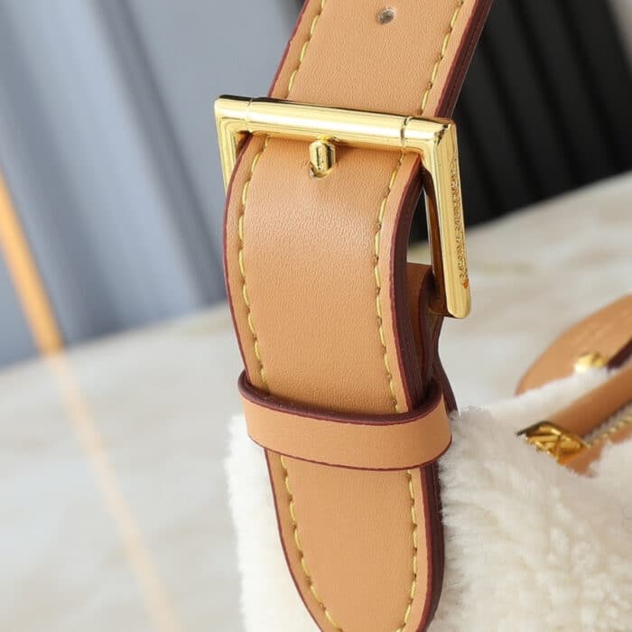 Louis Vuitton Hills Pochette Shearling White 18cm - Image 4