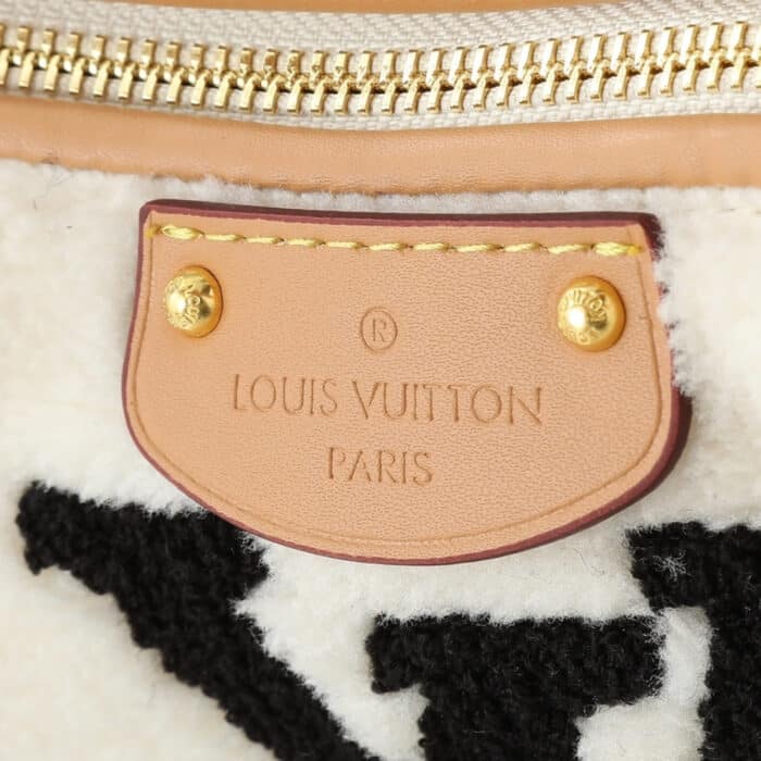 Louis Vuitton Hills Pochette Shearling White 18cm - Image 3
