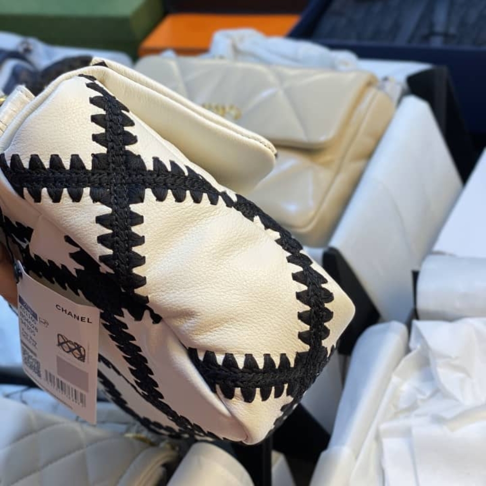 Chanel 19 Large Stitch Crossbody Bag White 24cm - Image 4