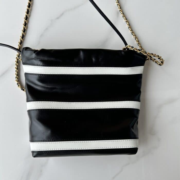 Chanel 22 Mini Hand Bag Black And White 20cm - Image 6