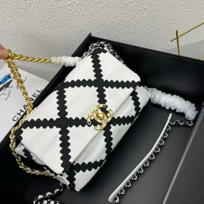 Chanel 19 Large Stitch Crossbody Bag White 24cm - Image 2