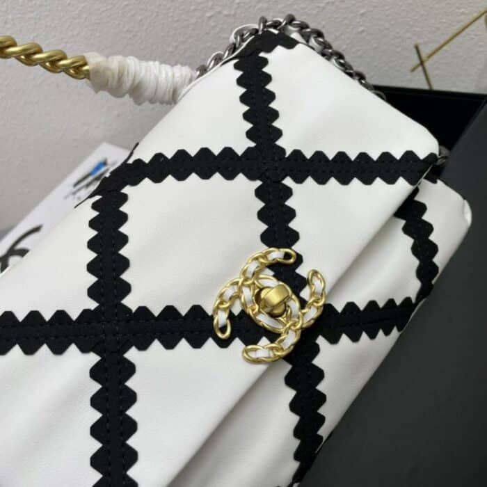 Chanel 19 Large Stitch Crossbody Bag White 24cm - Image 6