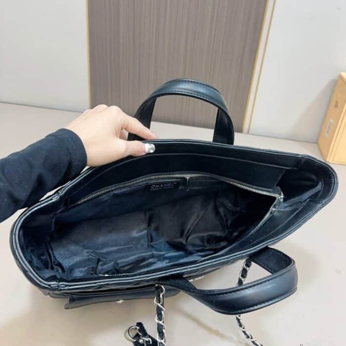 Chanel Large Zipped Shopping Bag Black 32 cm - Image 4
