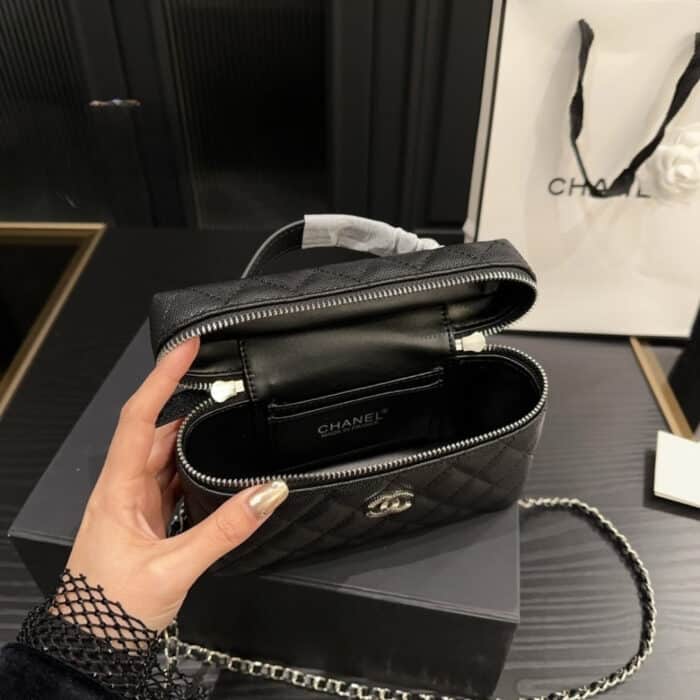Chanel 25C Matelasse Vanity Black 19cm - Image 4