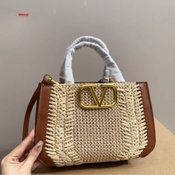Valentino Garavani Vlogo Signature Handbag With Raffia Embroidery 22cm - Image 4