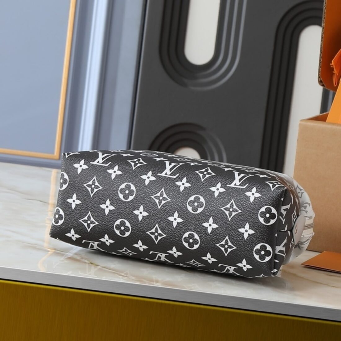 Louis Vuitton Cosmetic Pouch Frost Gradient Silver 27Cm M12052 - Image 4