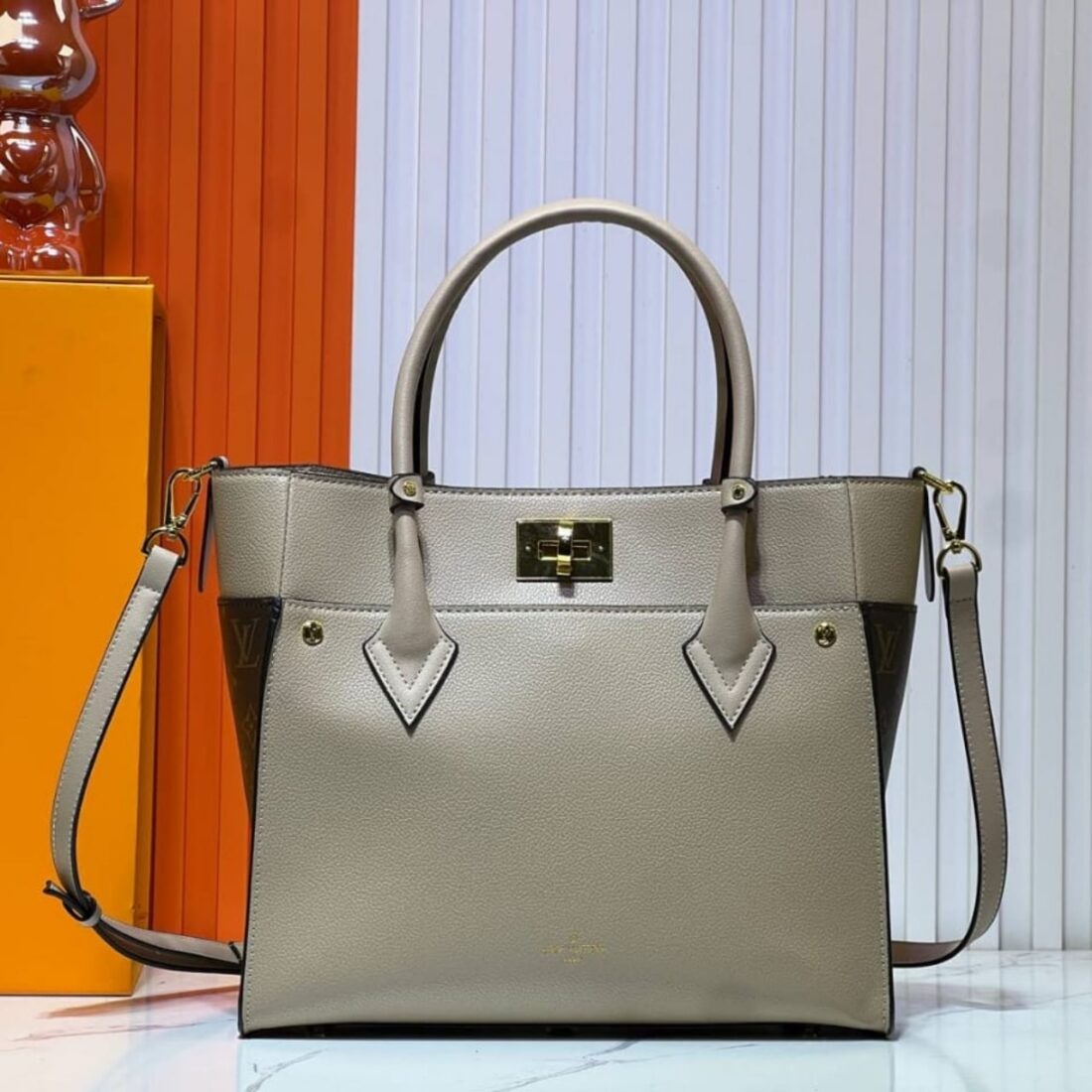 Louis Vuitton On My Side MM Bag Greige 30Cm M58485 - Image 2