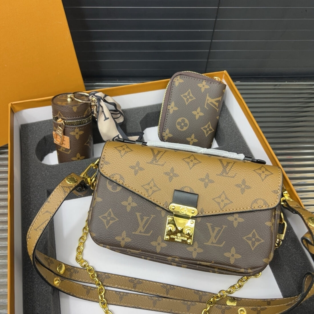 Gift set: Louis Vuitton Pochette Métis Bag Monogram Reverse Canvas 25Cm M44876