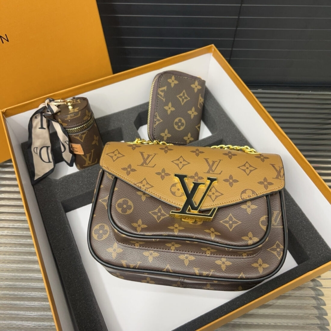 Gift set: Louis Vuitton Passy Monogram Canvas 23Cm M45592