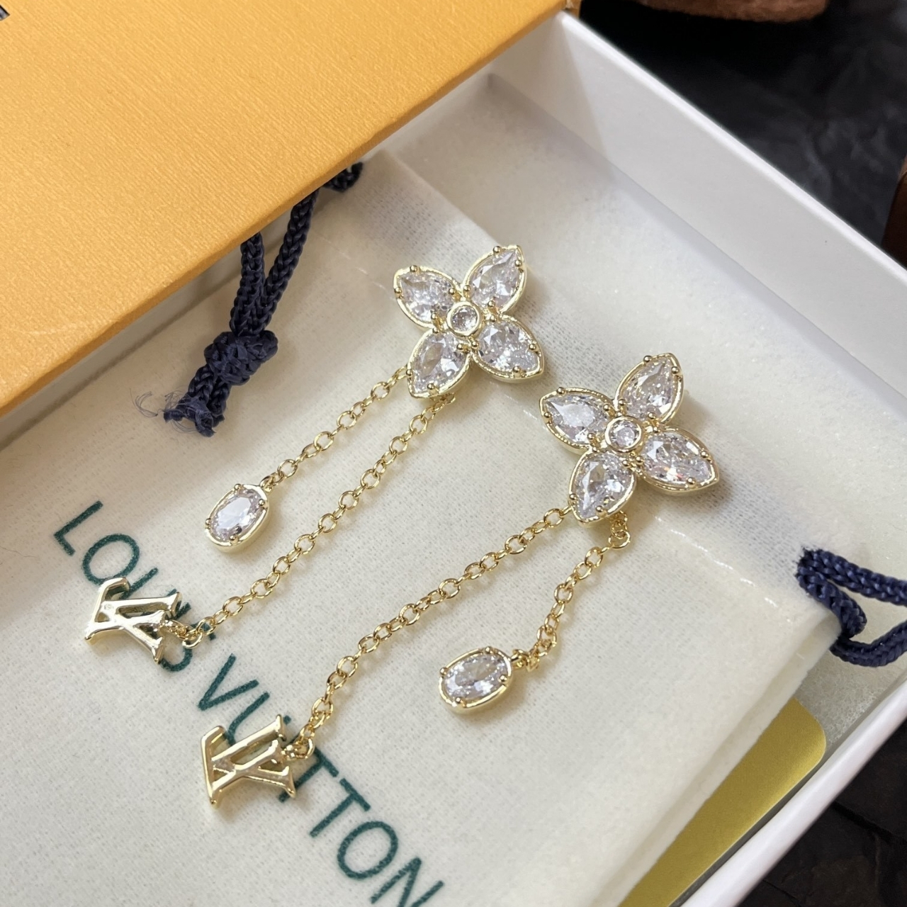 Louis Vuitton Dazzle Earrings Gold M01996 - Image 2