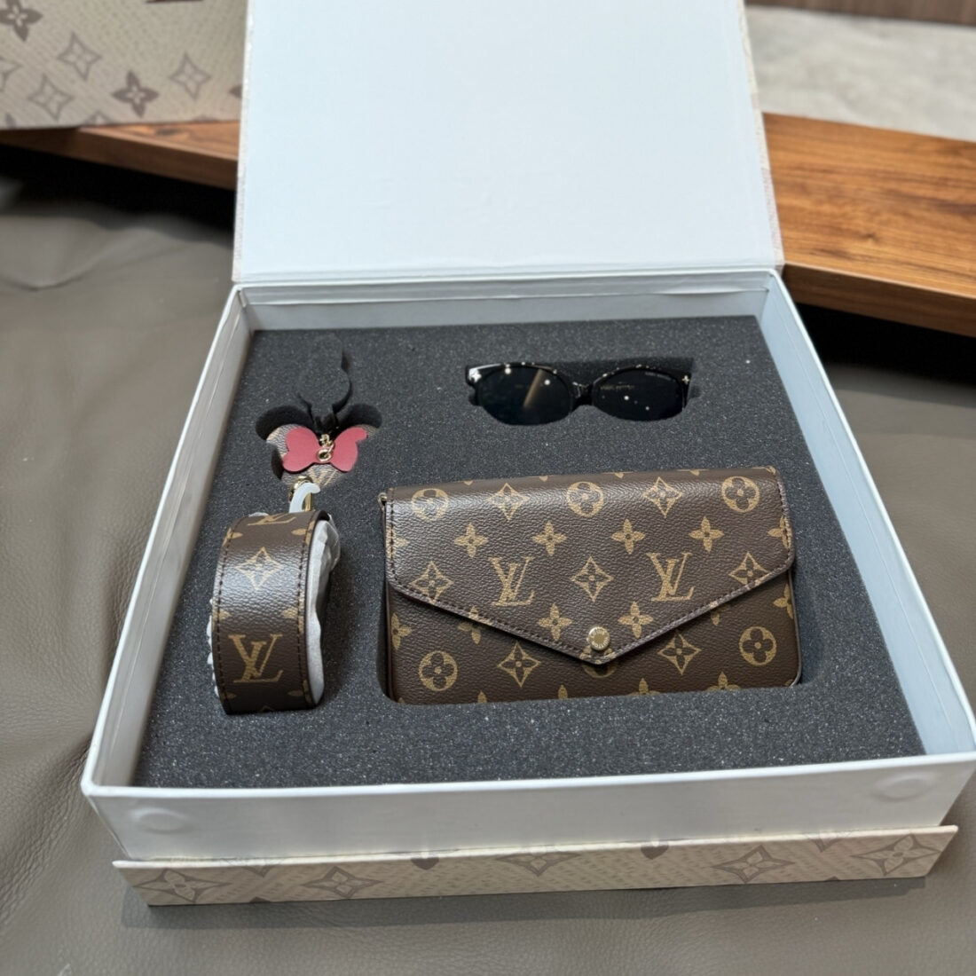 Gift set: Louis Vuitton Félicie Pochette Bag Monogram Brown 22Cm M81896