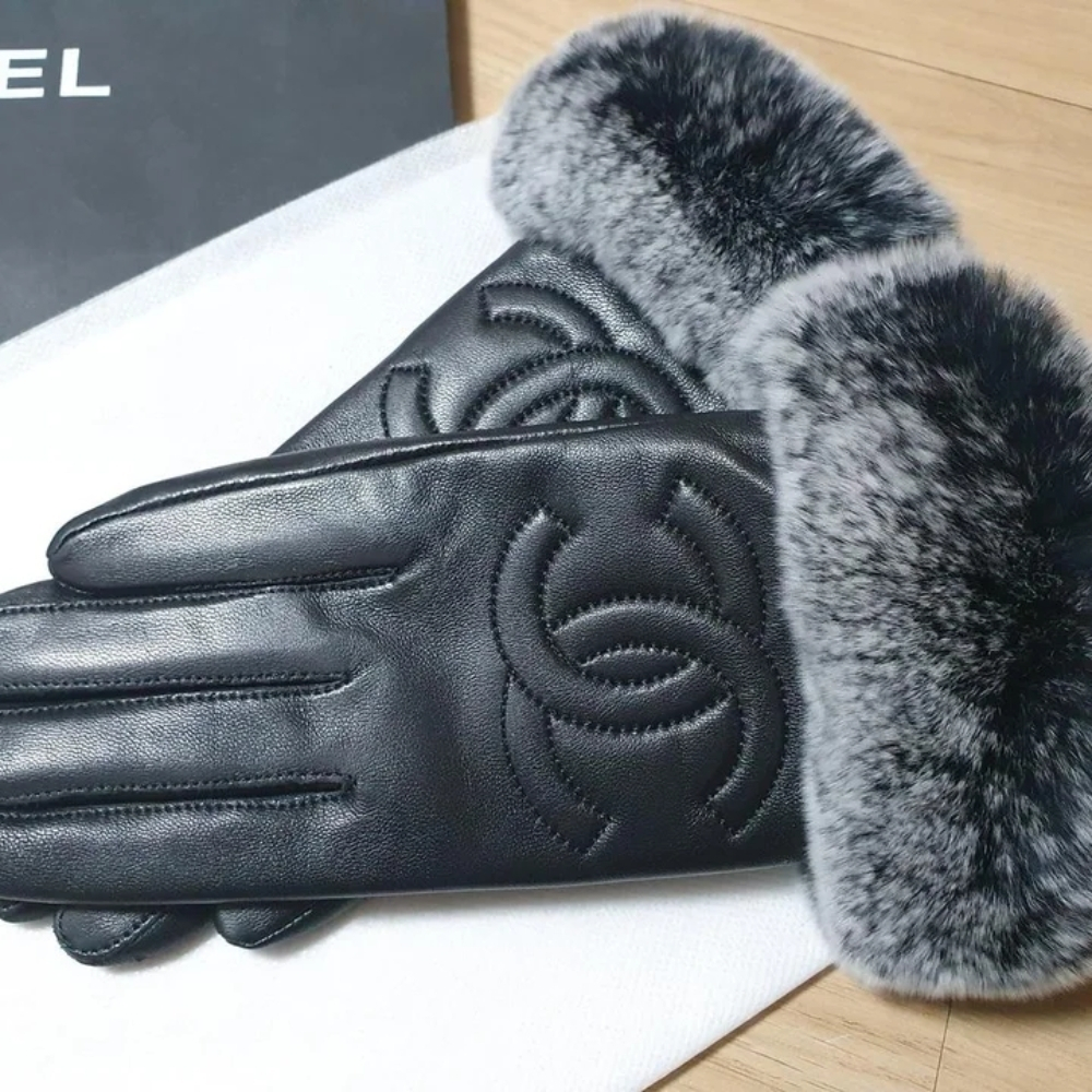 Alternative view of Chanel CC Signature Gloves Black