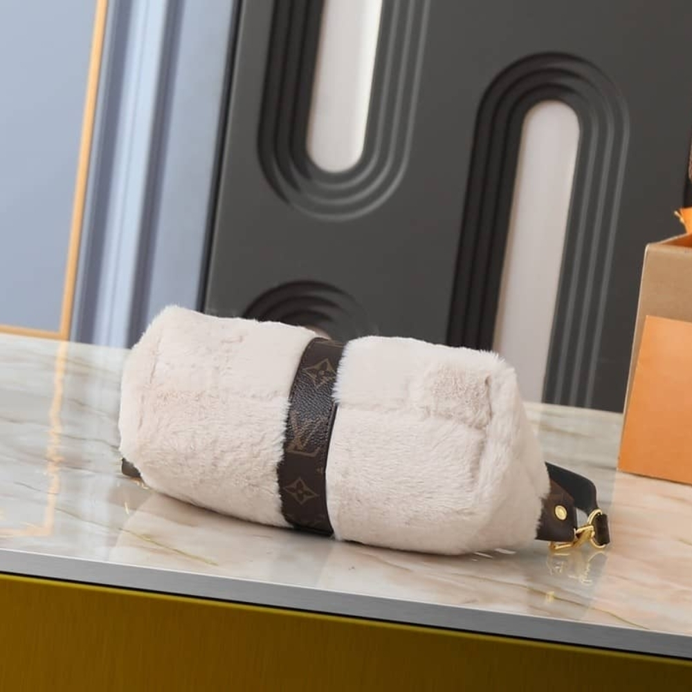 Louis Vuitton Pochette Mia Creme 22Cm M26245 - Image 5