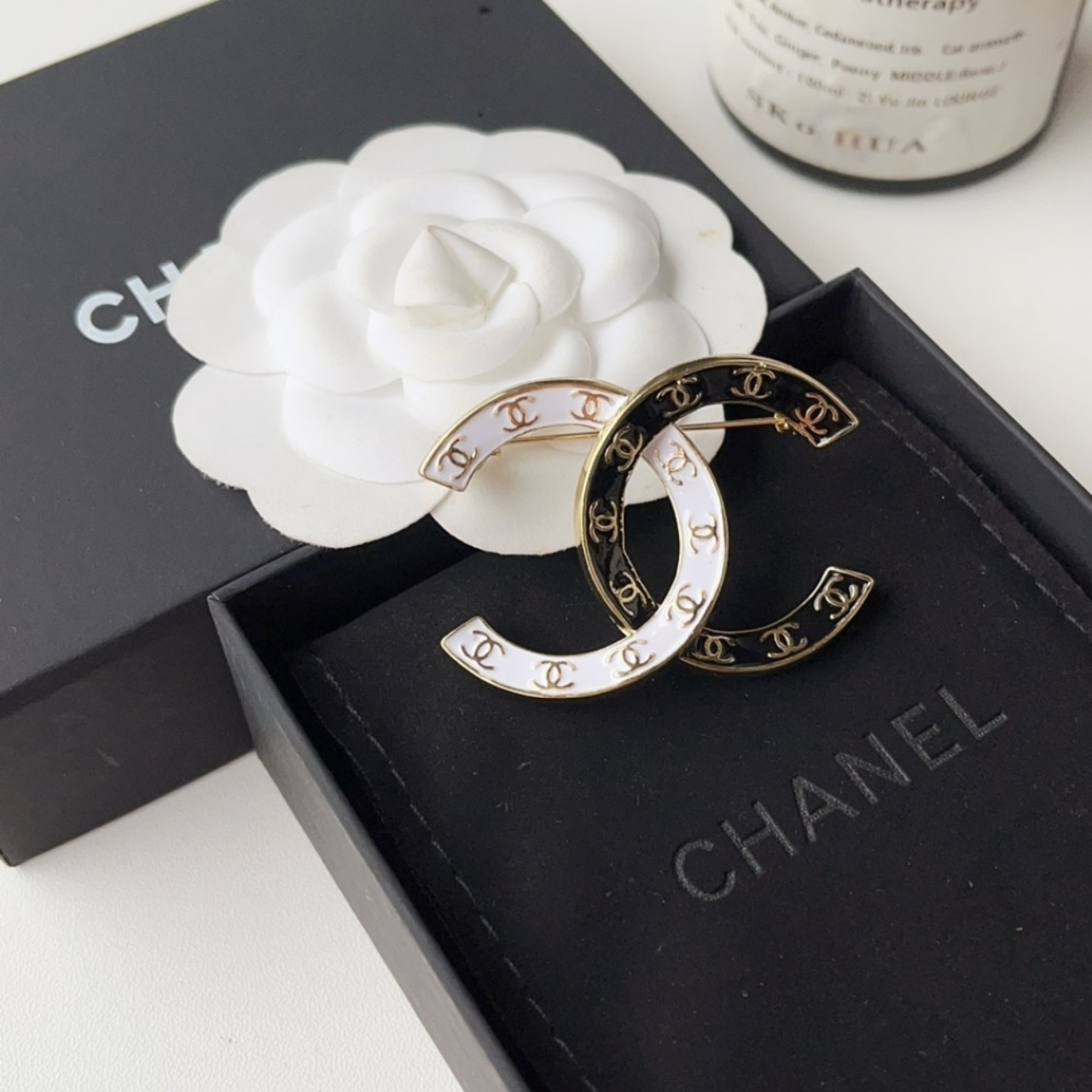 Chanel CC Brooch Black And White - Image 2