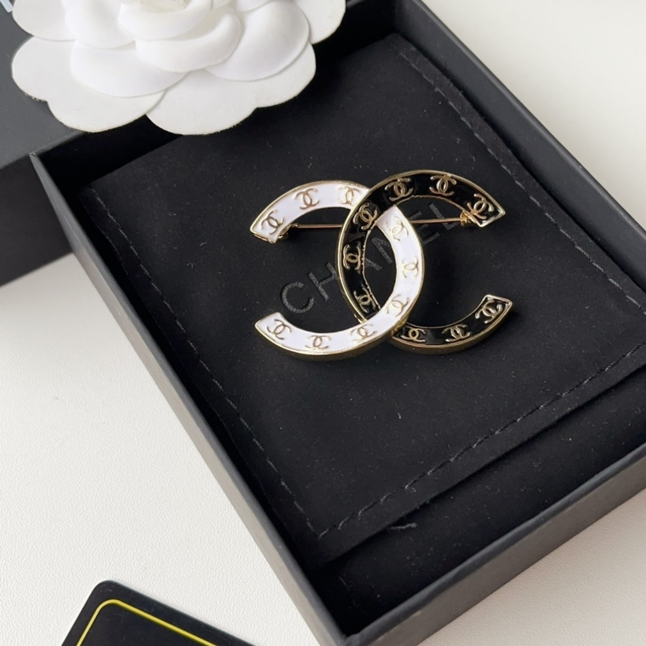 Chanel CC Brooch Black And White - Image 3