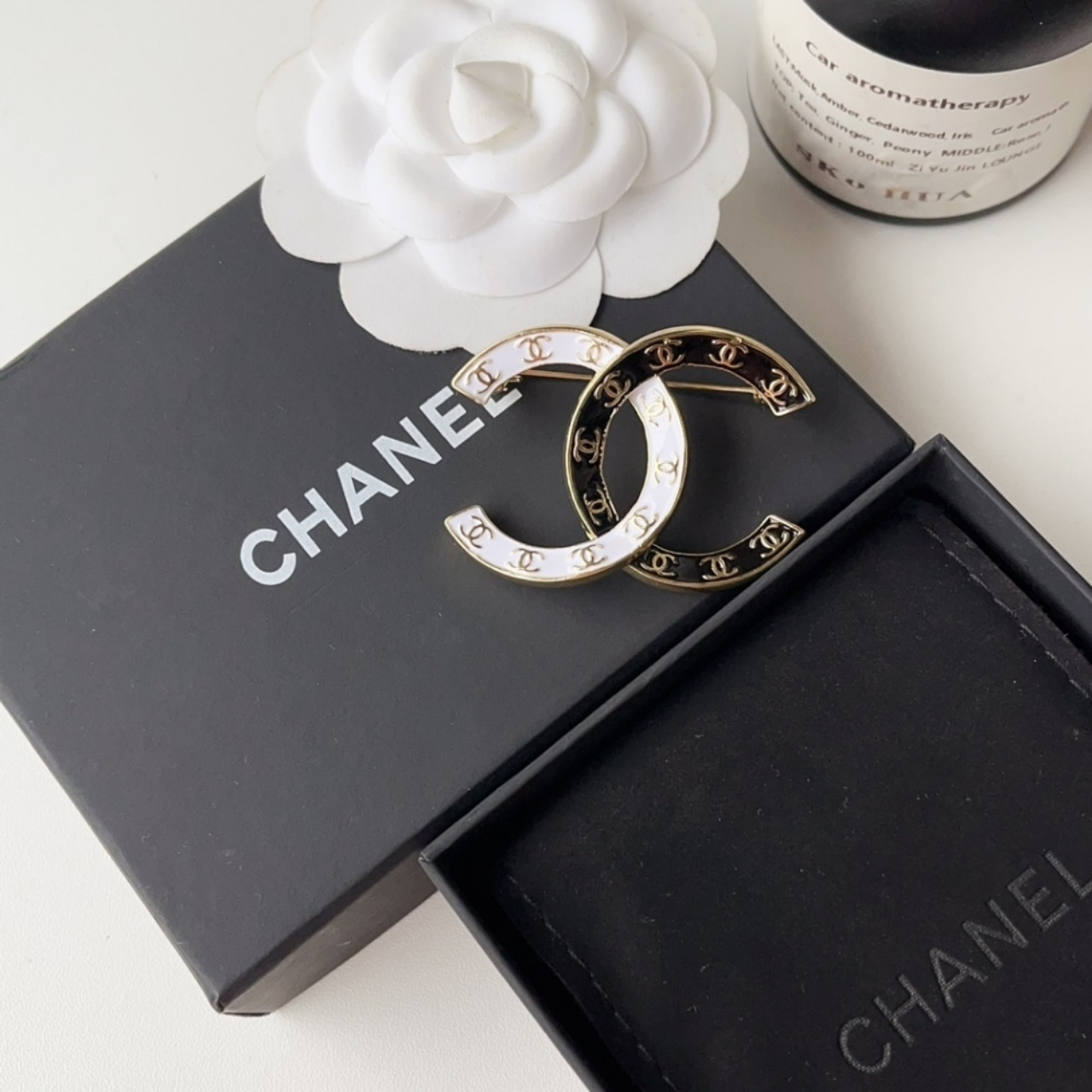 Chanel CC Brooch Black And White - Image 4