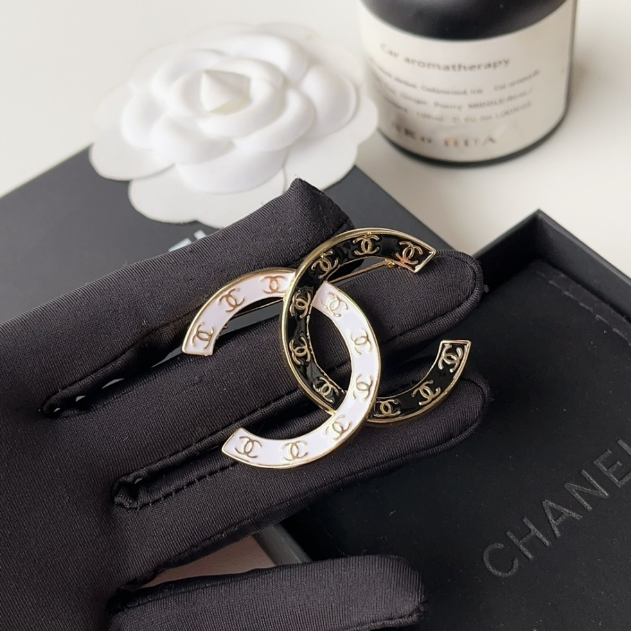 Chanel CC Brooch Black And White - Image 5