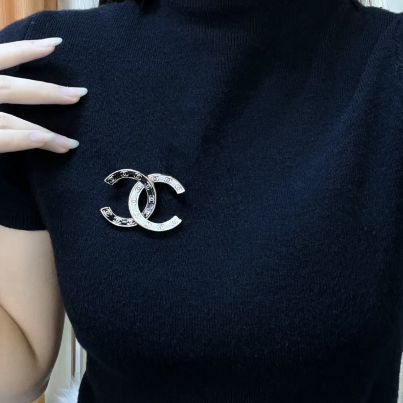 Chanel CC Brooch Black And White - Image 6