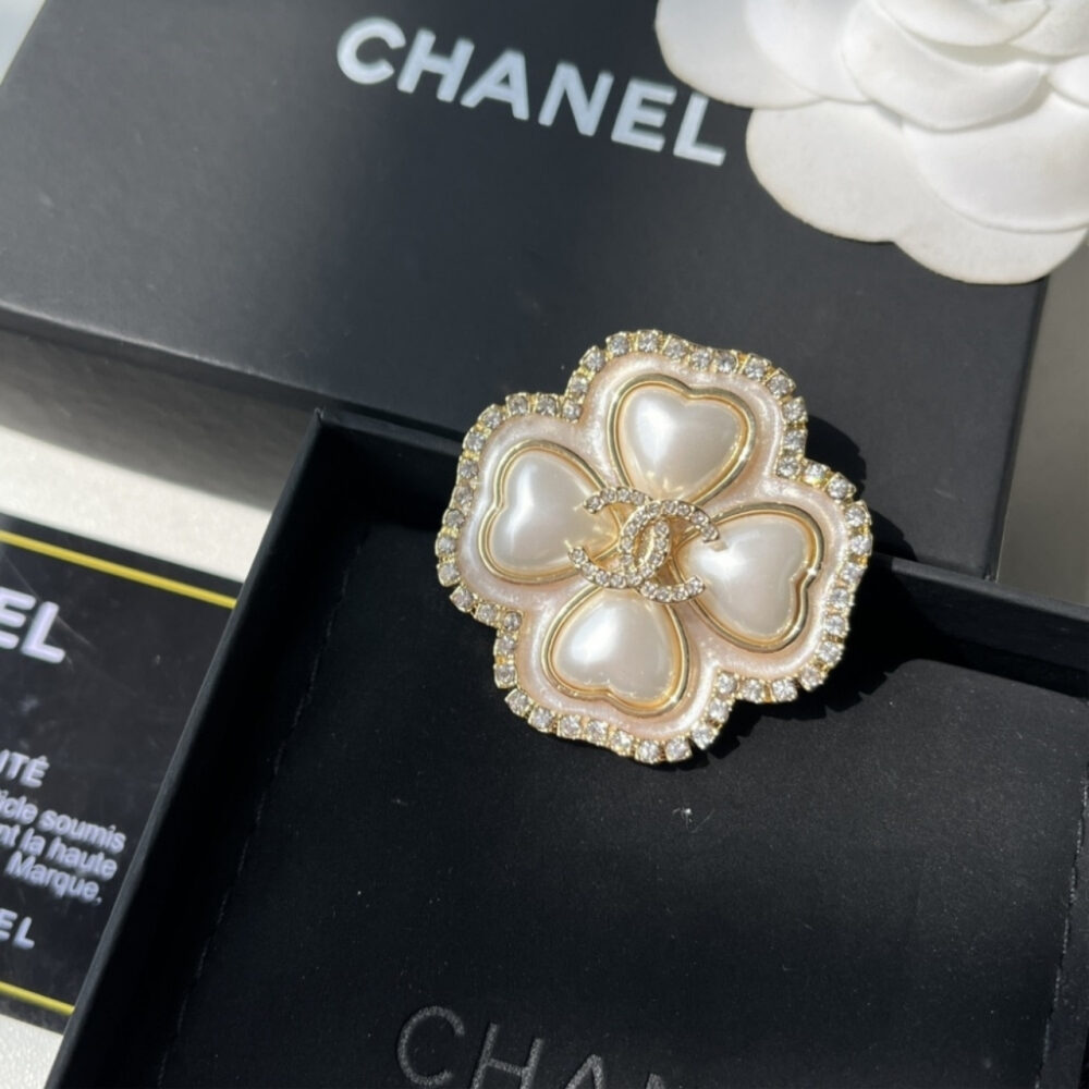 Alternative view of Chanel CC Flower Brooch Gold With Pearl Heart