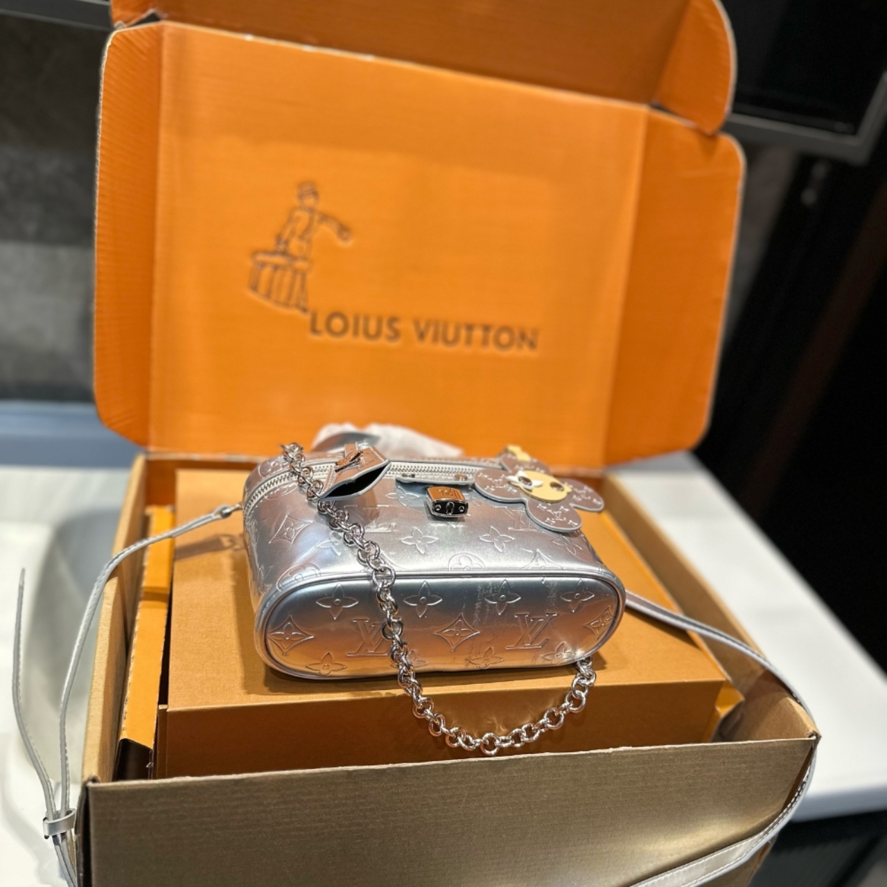 Louis Vuitton Vanity Chain Pouch Silver 19Cm M26097 - Image 7
