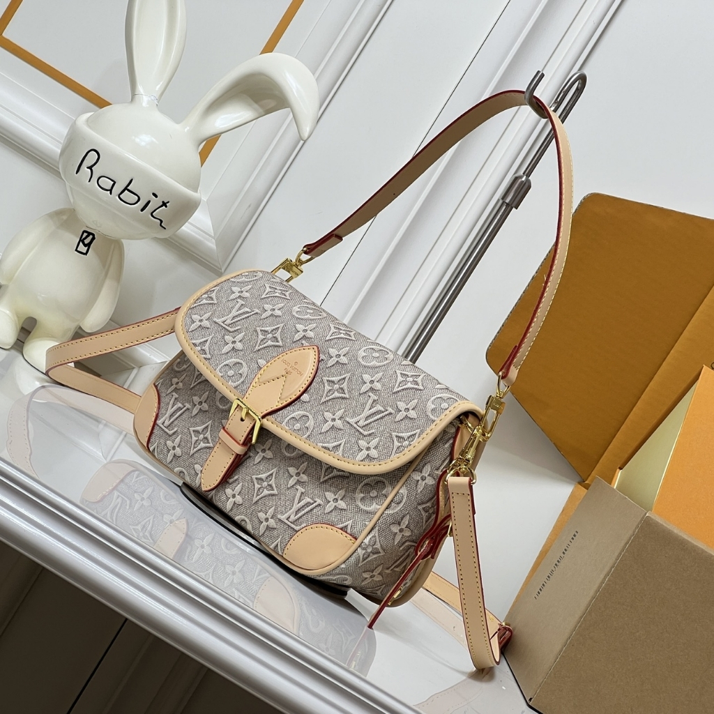 Louis Vuitton Diane PM Monogram Emblème Shoulder Bag Gray 24cm M29795 - Image 4